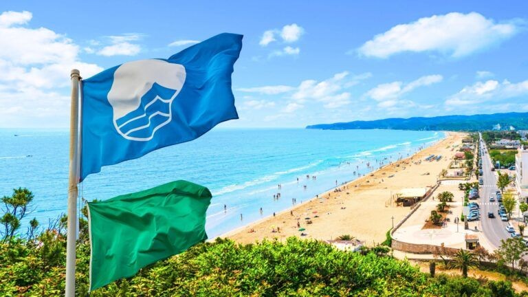 Spiaggia e mare con Bandiera blu