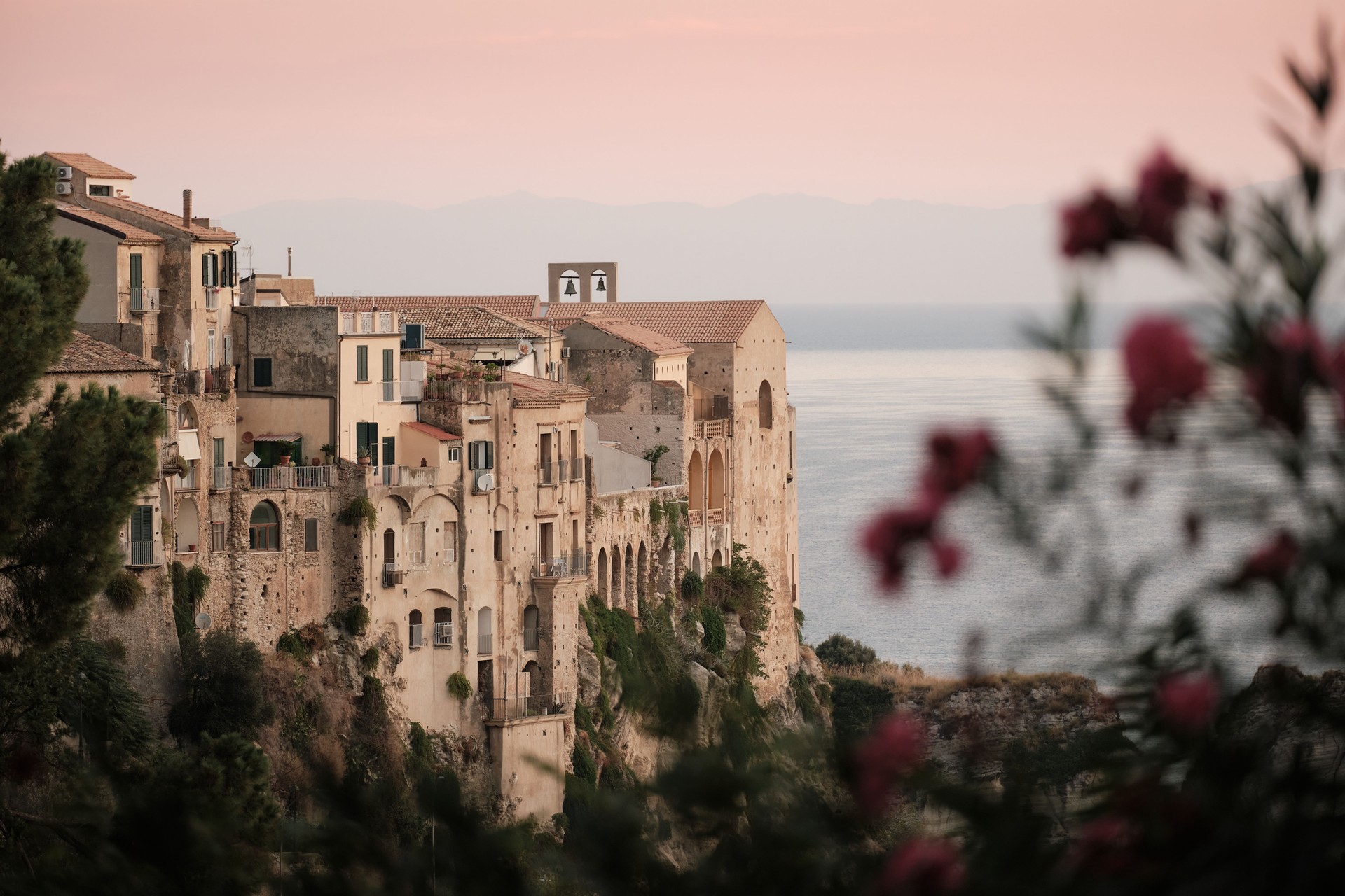 Storica città costiera di Tropea all'alba