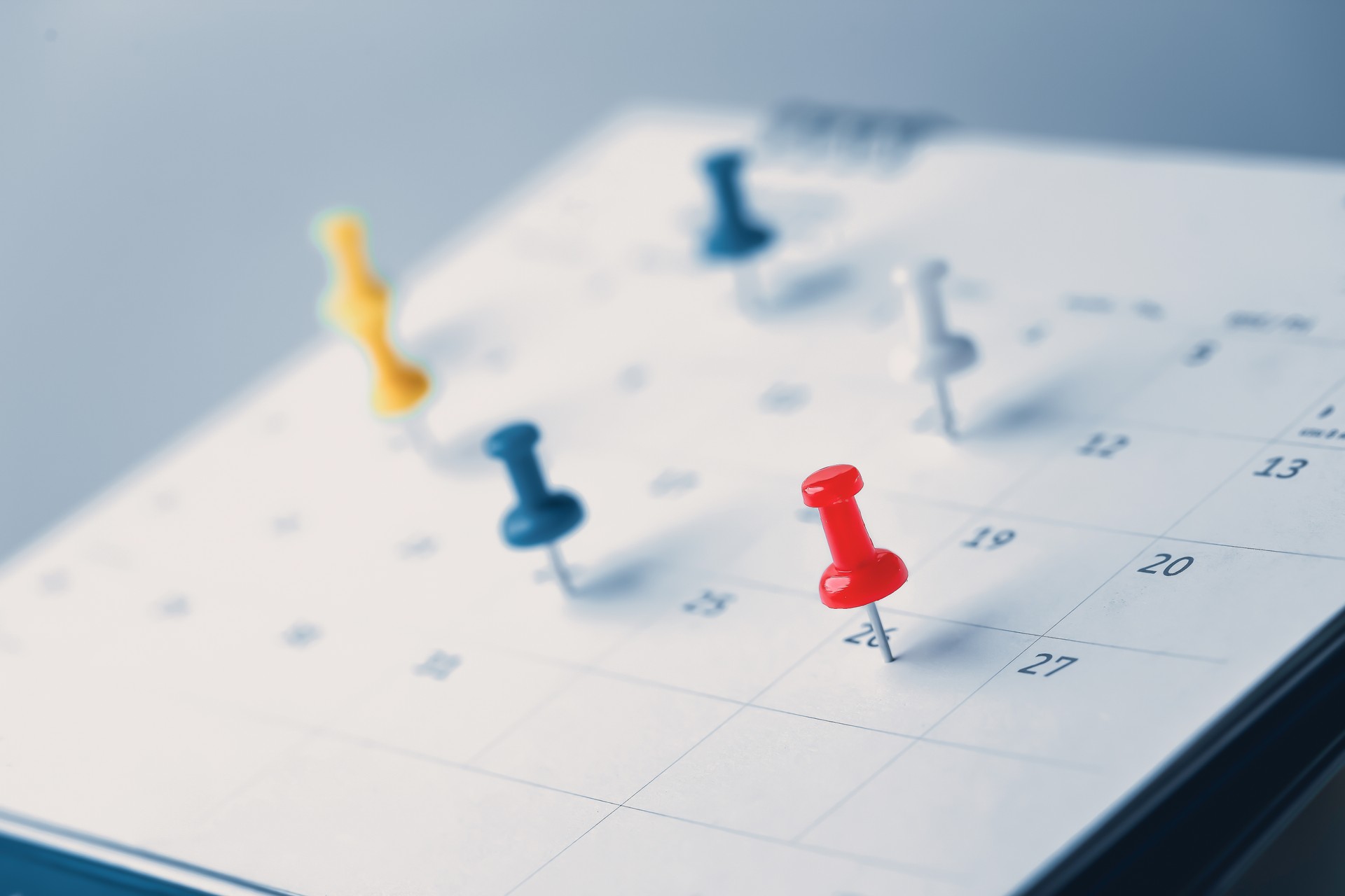 Spille rosse ricamate su un calendario calendario dell'organizzazione dell'evento, orologio per impostare l'orario organizzare il programma, pianificare un incontro di lavoro o un concetto di pianificazione del viaggio.